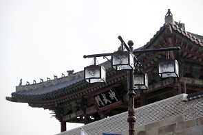 [Feb] Joseon-era glass lanterns get new life as streetlamps Photo