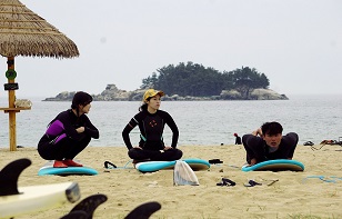 [Jun] Surfing takes off in Korea Photo