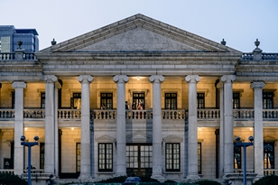 Evening tours at Seokjojeon Hall offer peeks into the lifestyle of Korea’s former imperial family Photo