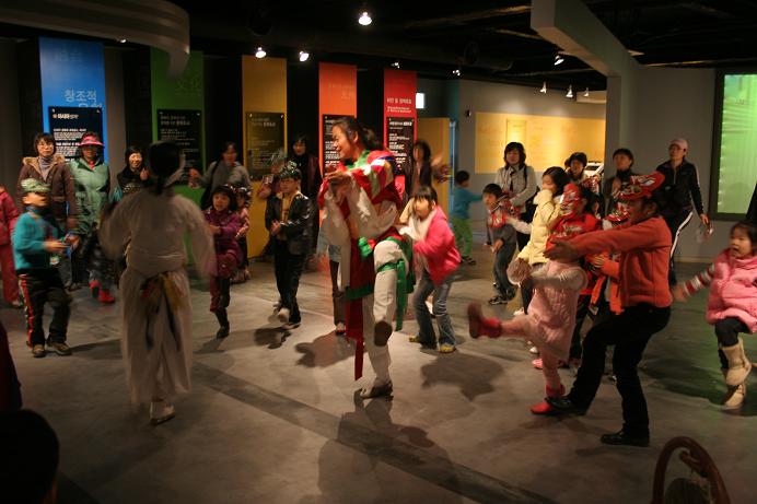 전통 탈춤의 흥과 멋을 즐겨라! - 전통탈춤 공연모습 