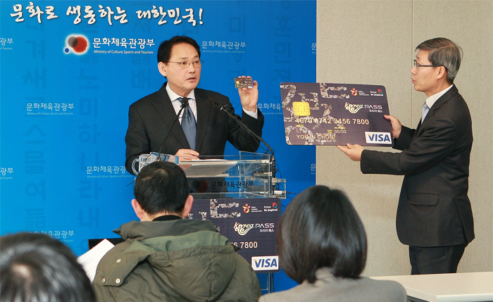 카드 하나로 관광이 즐거워진다, 코리아패스 카드 서비스 확대 - KOREA PASS 카드 사업을 기자들에게 설명하는 유인촌 장관 