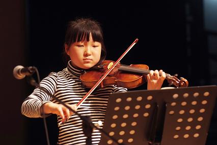문화부, 지역사회 기반 엘 시스테마 확산 지원 - 바이올린을 켜고 있는 소녀 이미지 