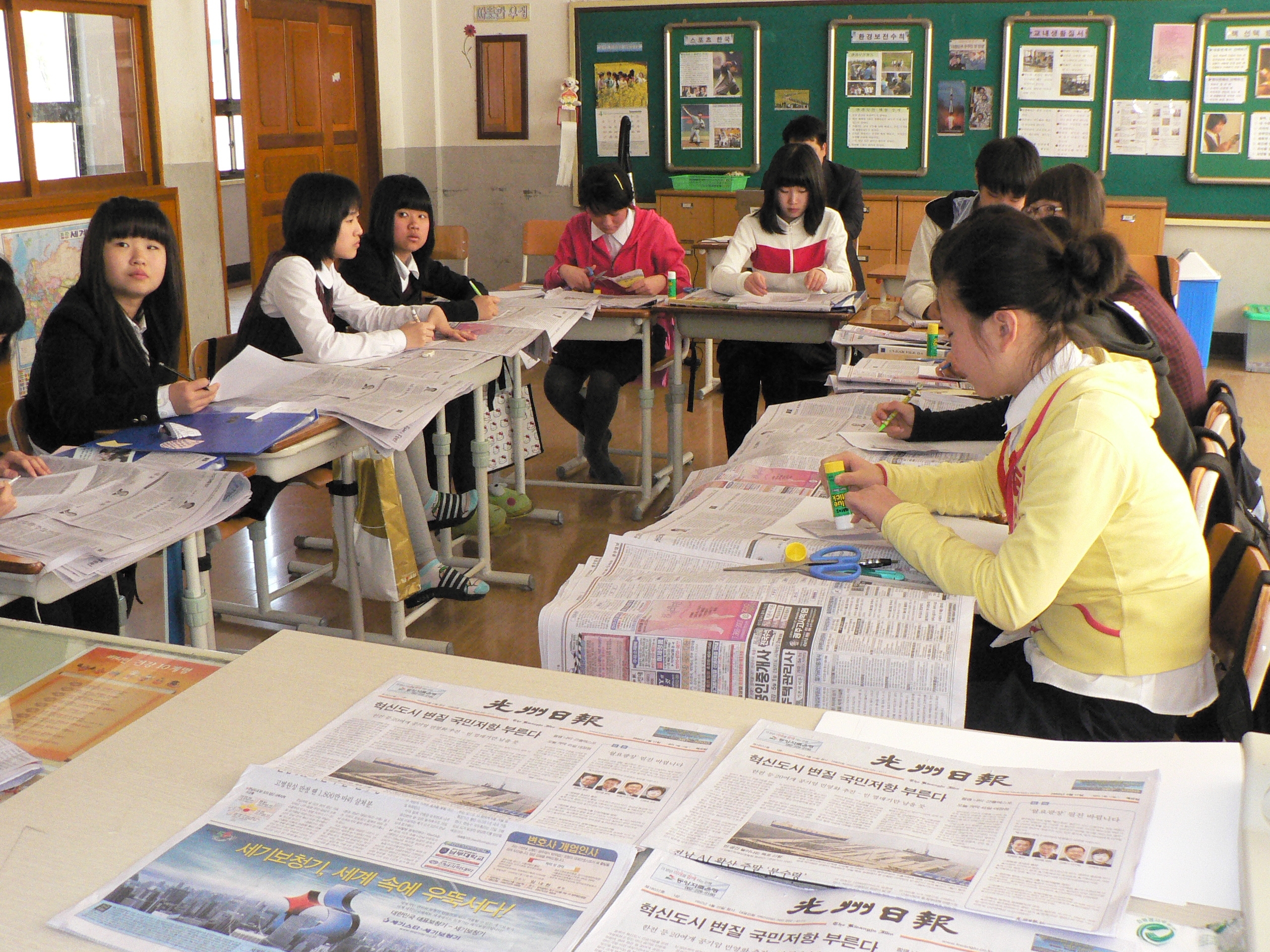 문화부, 신문 활용 교육 확산 위해 3년간 385억 원 지원- 신문을 활용한 초등학교 수업