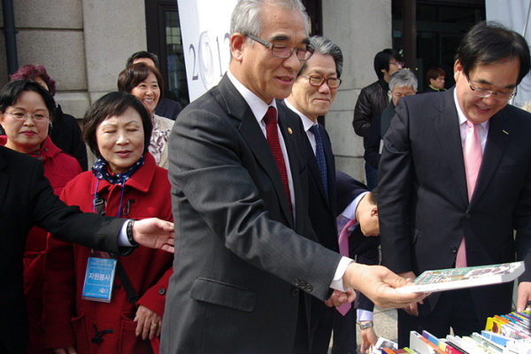 자원봉사자와 함께 최광식 문화체육관광부 장관