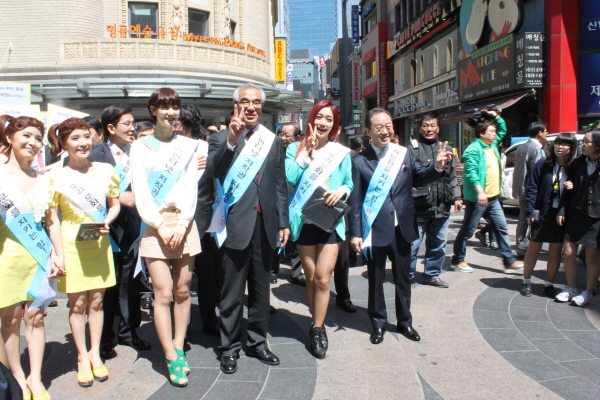 명동예술극장 앞에서 열린 ‘세계지식재산권의 날’ 홍보 거리 캠페인