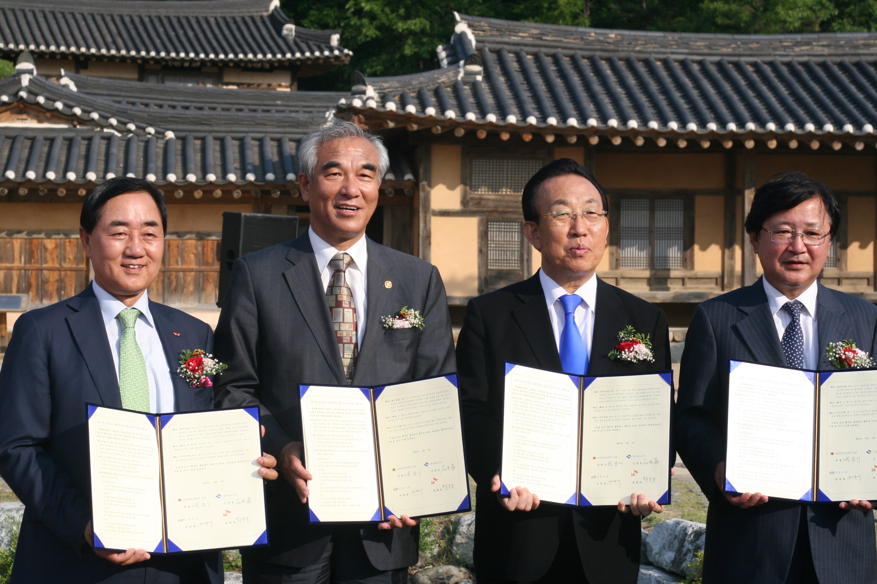 문화체육관광부와 경상북도, 안동시 및 SK그룹이 모여 고택관리 활용을 위한 사회적 기업 설립 MOU 체결