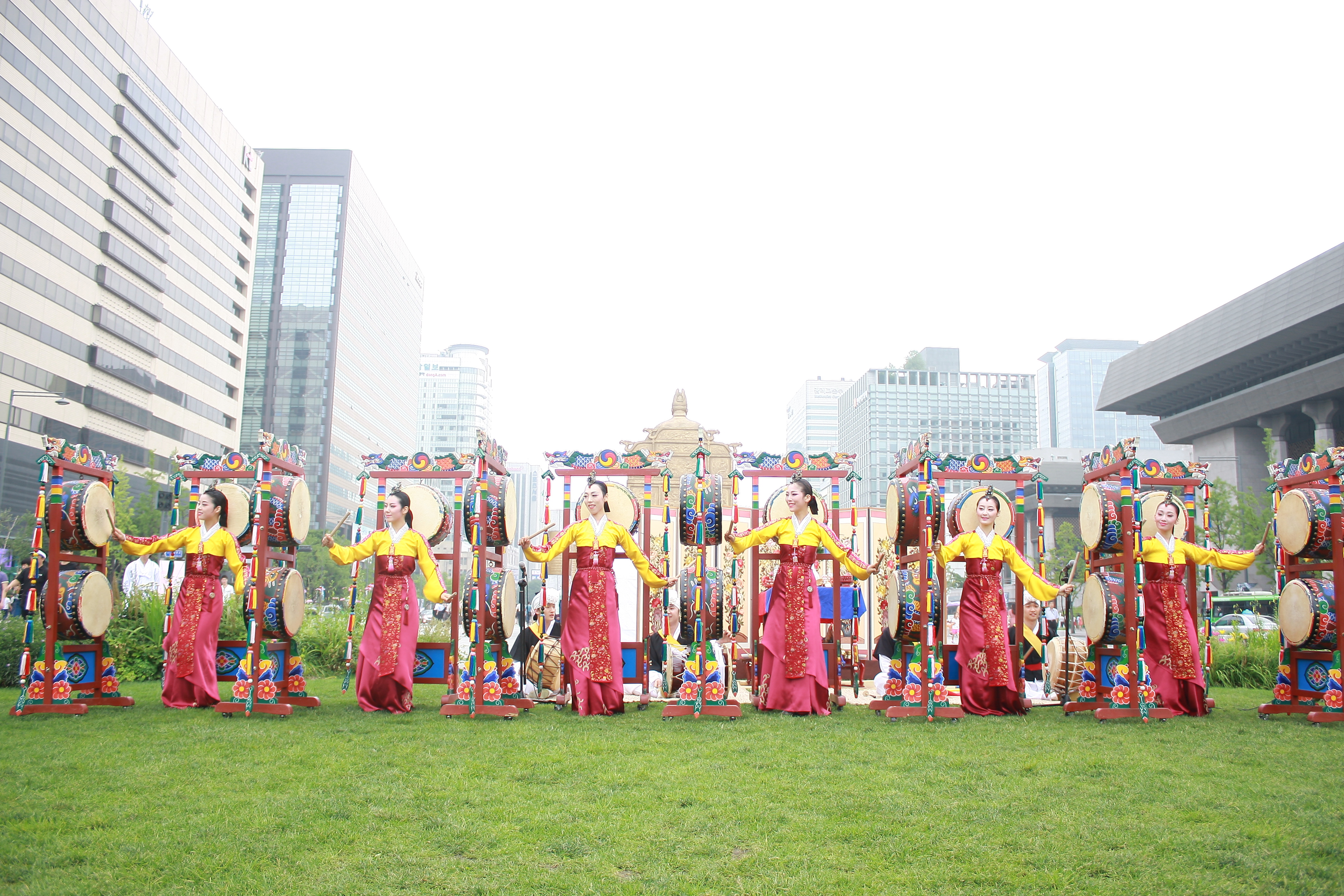 한복을 차려입은 한국문화재보호재단 예술단의 오고무 공연
