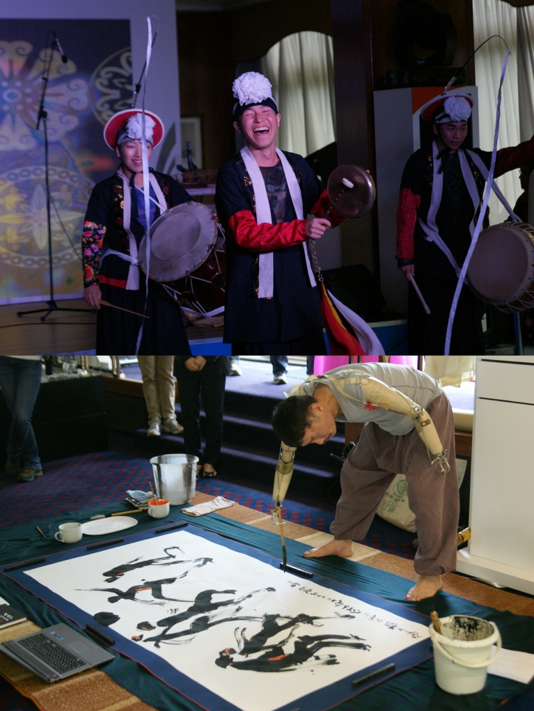 위-사물놀이패 비나리의 공연, 아래-의수화가 석창우 화백의 작품 시연
