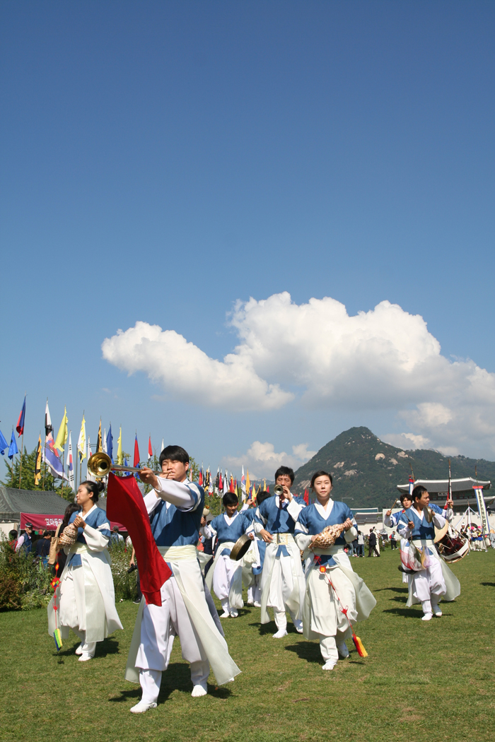 맑은 가을 하늘 아래 전통연희축제의 시작을 알리는 길놀이