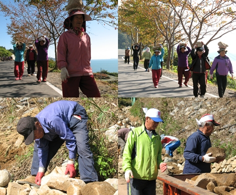 2013년도 문심이 손명주 씨가 기획한 ‘마음1장 돌1장 옹기종기 돌담길’을 만들고 있는 마을 주민들