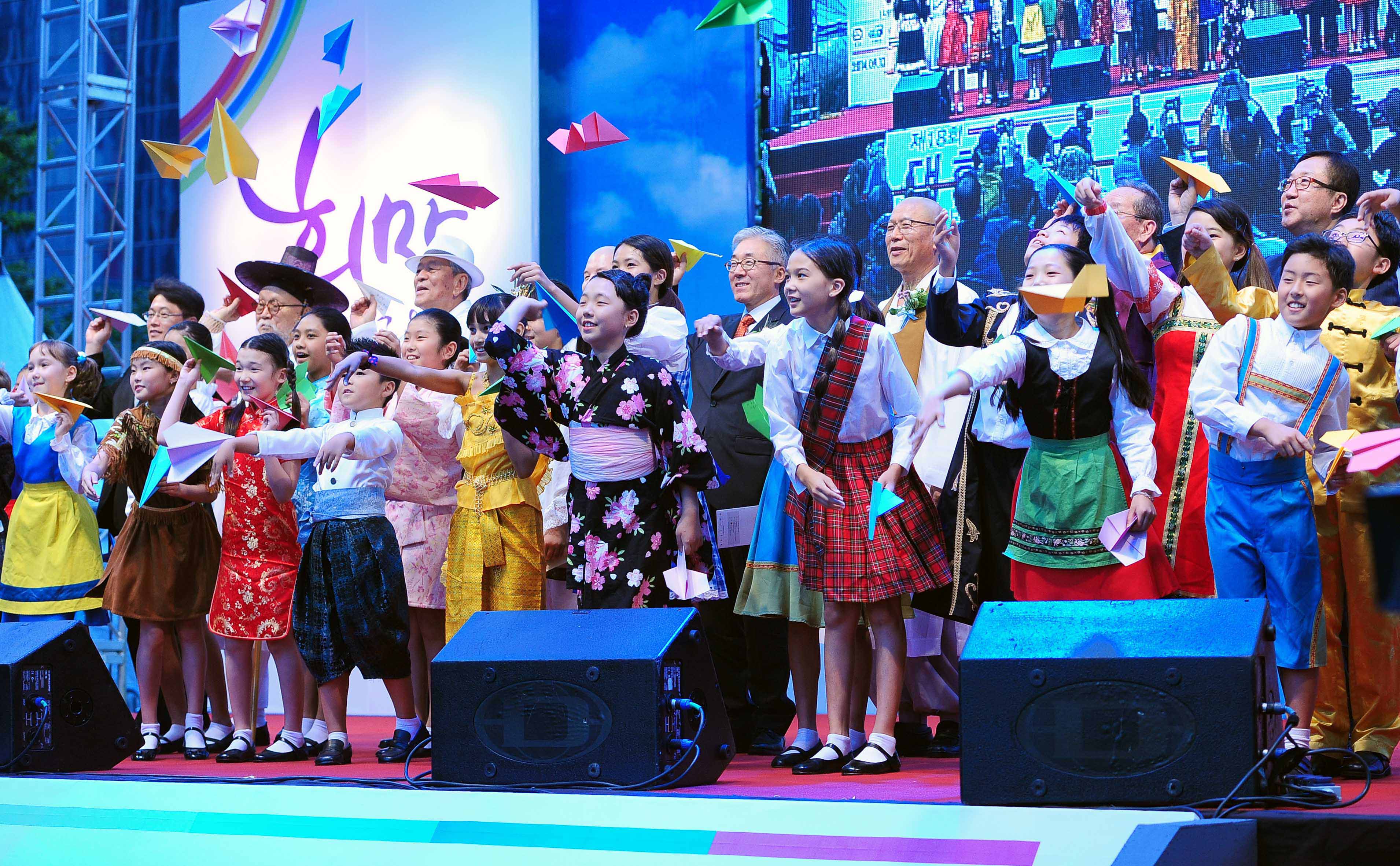 김종덕 문화체육관광부 장관이 7대 종단 대표 및 참석자들과 함께 ‘레인보우 합창단’어린이들과 희망의 비행기를 날리고 있다