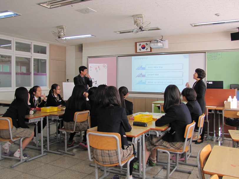 충북여자중학교에서 인생나눔교실 1차시가 시작되었다.