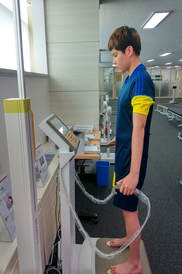 체성분검사(인바디 측정)를 받는 학생 