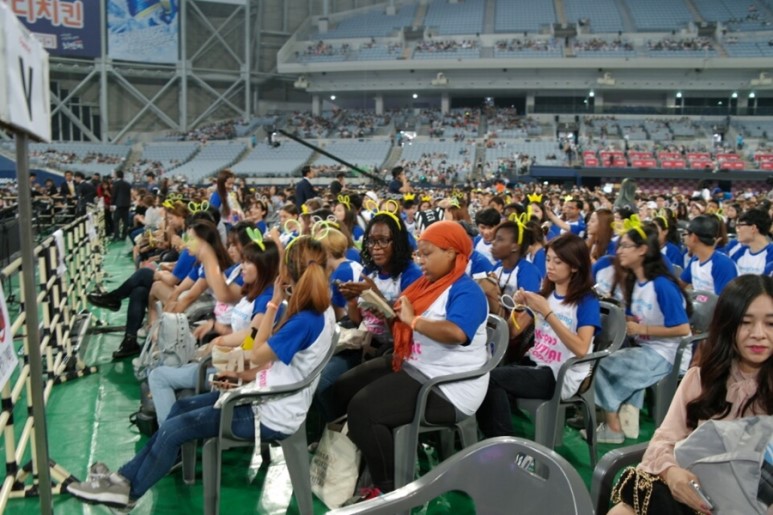 페스티벌에 수많은 외국인 관람객들이 참가하였다. 