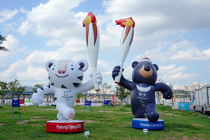평창 올림픽과 패럴림픽 마스코트인 수호랑과 반다비