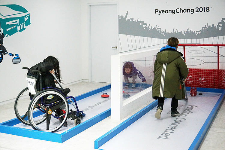 평창 동계 올림픽 홍보 체험관에서 휠체어 컬링과 하키를 체험하고 있는 아이들