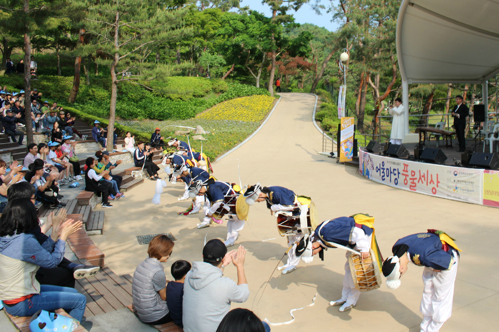공연을 마치고 관객들에게 인사하는 한국전통예술단 ‘아울’