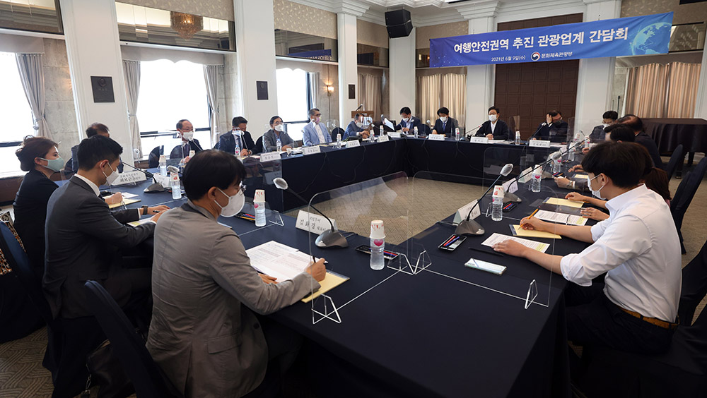 황희 문화체육관광부 장관이 9일 서울 중구 한국프레스센터에서 열린 여행안전권역 추진 관광업계 간담회에 참석해 모두발언을 하고 있다.