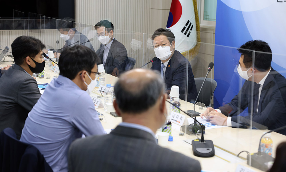 황희 장관이 스포츠클럽 전문가들과 만나 스포츠클럽을 중심으로 이루어질 스포츠생태계의 변화를 전망하고 스포츠클럽 활성화를 위한 효과적인 방안에 대해 의견을 나누고 있다.