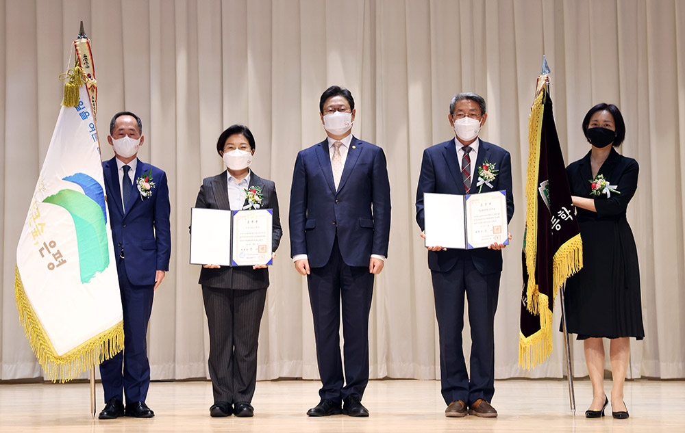 황희 문화체육관광부 장관이 13일 서울 서초구 국립중앙도서관 국제회의장에서 열린 전국도서관대회 및 우수도서관 시상식에 참석해 김미경 서울은평구청장, 김종명 목포제일여자고등학교장에게 전국도서관 운영평가 우수도서관 대통평 표창을 전수한뒤 기념촬영을 하고 있다.