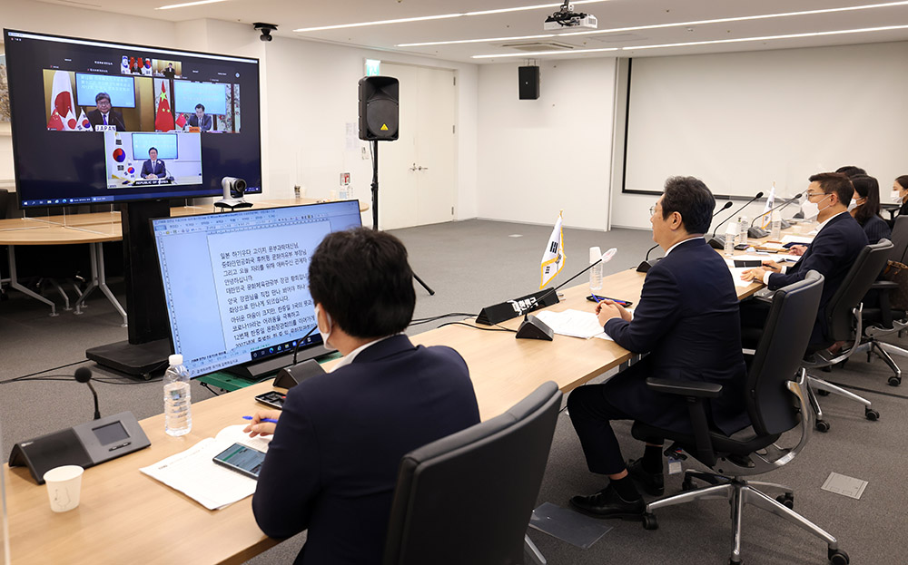 황희 문화체육관광부 장관이 30일 서울 국립현대미술관 서울관 국제화상회의실에서 비대면으로 개최된 제12회 한중일 문화장관회의에서 기조발언을 하고 있다.