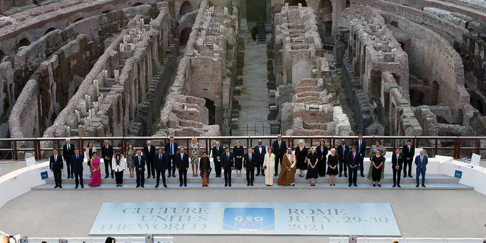 황희 문화체육관광부 장관이 29일(현지시간) 이탈리아 로마 콜로세움에서 열린 G20 문화장관회의 개회식에 참석해 기념촬영을 하고 있다.