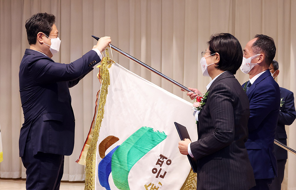 황희 문화체육관광부 장관이 13일 서울 서초구 국립중앙도서관 국제회의장에서 열린 전국도서관대회 및 우수도서관 시상식에 참석해 김미경 서울 은평구청장에게 은평구립도서관에 대한 전국도서관 운영평가 우수도서관 대통평 표창을 전수하고 있다.