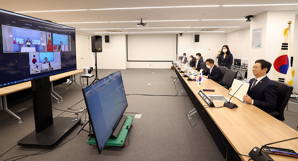 황희 문화체육관광부 장관이 30일 서울 종로구 국립현대미술관 서울관 국제화상회의실에서 비대면 화상회의로 진행된 제12회 한중일 문화장관회의를 마치고 공동선언문 발표식에서 기념촬영을 하고 있다.