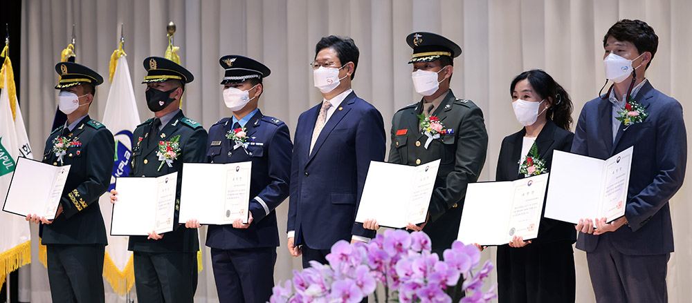 황희 문화체육관광부 장관이 13일 서울 서초구 국립중앙도서관 국제회의장에서 열린 전국도서관대회 및 우수도서관 시상식에 참석해 표창을 전수한뒤 기념촬영을 하고 있다.