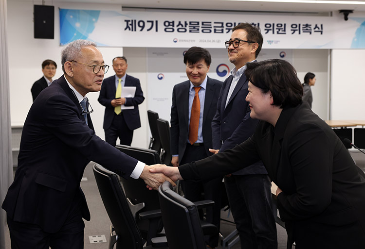 여성위원과 악수하는 유인촌 장관