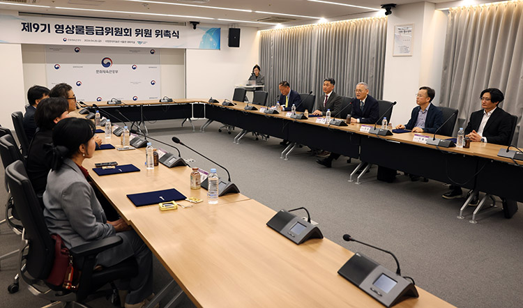 회의 참석자들과 앉아서 담화 중인 유인촌 장관