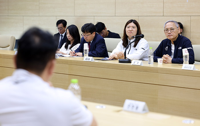 회의실에서 담당자들의 의견을 듣는 유인촌 장관 , 장미란 차관