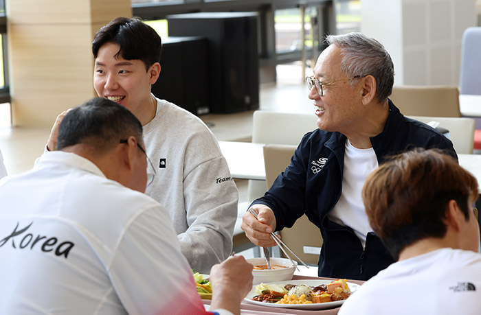 구내식당에서 관련자들과 웃으며 식사 중인 유인촌 장관