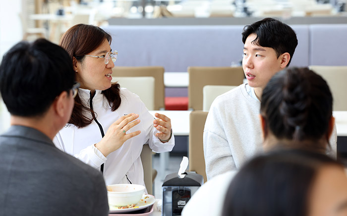 구내식당에서 선수와 대화 중인 장미란 차관
