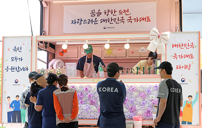 문화체육관광부에서 제공한 음료차를 이용중인 선수들