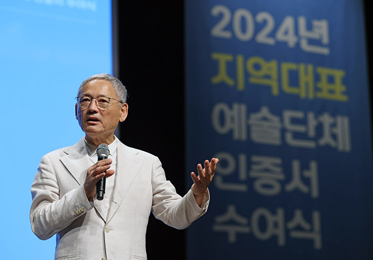 지역대표예술단체 인증서수여식에서 연설하고 있는 유인촌 장관