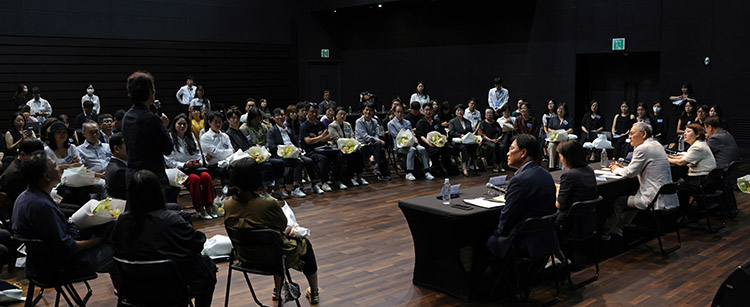 지역대표예술단체 인증서 수여식 간담회 진행 사진을 다른각도에서 촬영