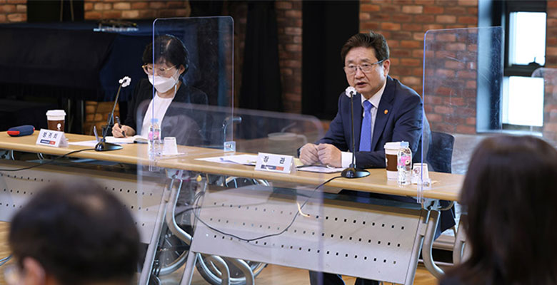 박보균 장관은 장애예술인들과의 간담회를 열어 현장 의견을 청취하고, 장애예술인 문화예술활동을 활성화하기 위한 정책 방향을 논의했다.