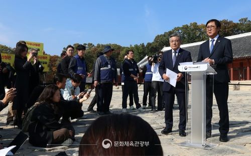 [종묘 가치 보존을 위한 모든 조치 취하겠습니다] 문화체육관광부 최휘영 장관은 11월 7일(금) 세계유산 종묘를 찾아 최근 서울시의 세운상가 재개발계획에 따른 입장과 대책을 발표했습니다.