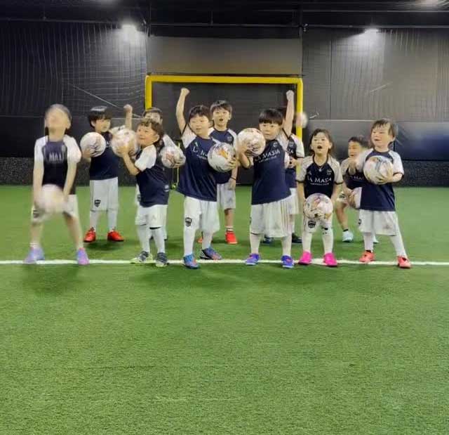 이번에는 2020년생 아가들 출동!⚽ 2006년 월드컵 당시, 대한민국을 들썩이게 했던 꼭짓점 댄스에 도전해 보았는데요.👀✨