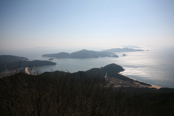 비조봉에 날아올라 덕적도의 황금해변을 굽어보다