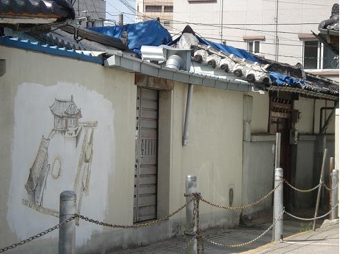 김원일의 소설 마당깊은집을 재현해놓은 종로골목 초입부