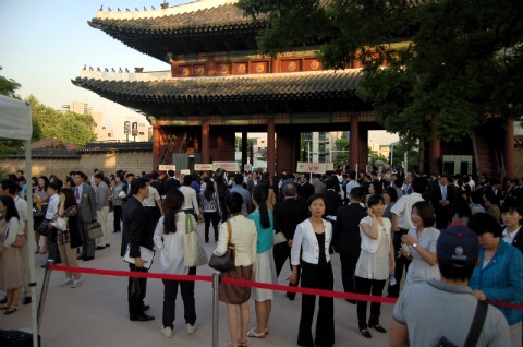 한국관광의 밤 행사에 참여하는 수많은 인파들(돈화문앞에서)