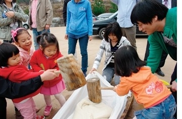 구병아름마을에서 앙증맞게 떡메를 치는 아이들