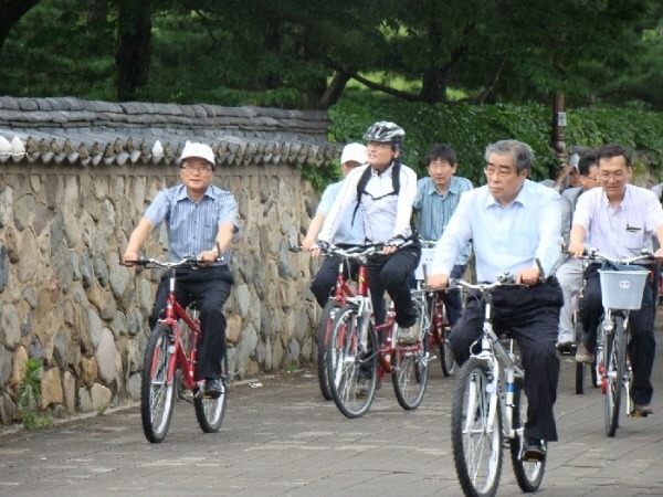 자전거를 이용하여 경주의 정책현장들을 둘러보고 있는 유인촌 문화체육관광부장관