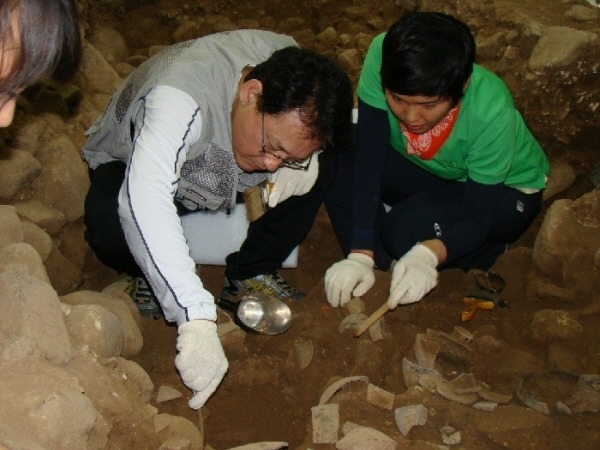 문화재 발굴 작업을 체험하고 있는 유인촌 문화체육관광부장관 