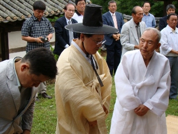 전통의상으로 갈아입고 의례에 참여하고 있는 유인촌 문화체육관광부장관