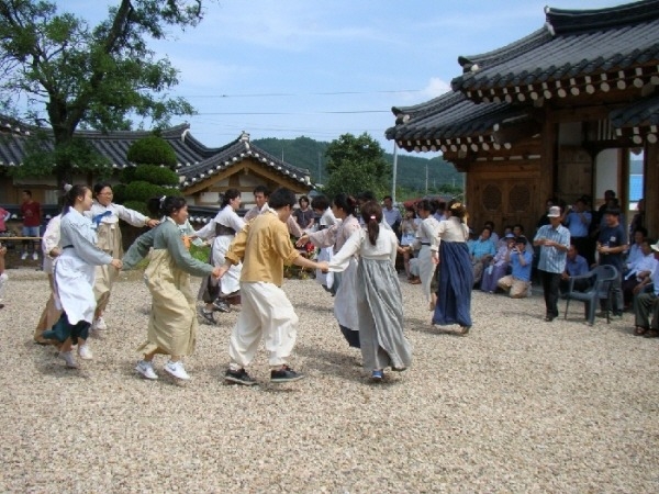 강강예술래 공연을 하고 있는 문활대학생들
