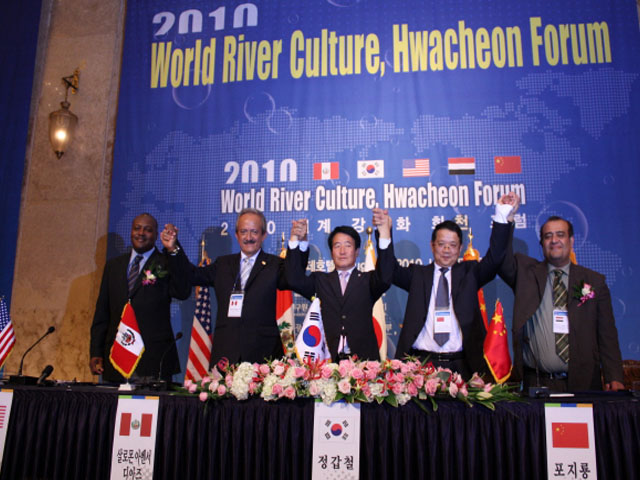2010 World River Culture Hwacheon Forum 6개국 지방정부대표들 사진