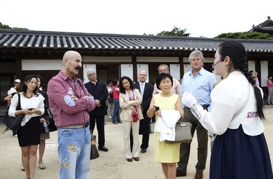 관심 있게 창덕궁을 둘러보는 C20 참가자들